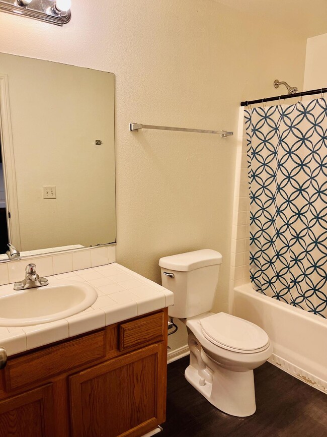 Building Photo - 4 Bedroom, 2 Bath Home with Attached Garag...