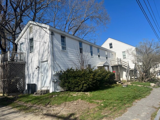 Building Photo - 3 bedofrd st bath