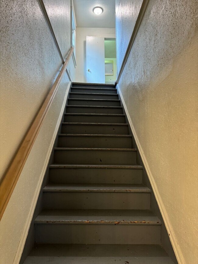 Building Photo - Large 4 bedroom, 1.5 bathroom farm house on River Rd!