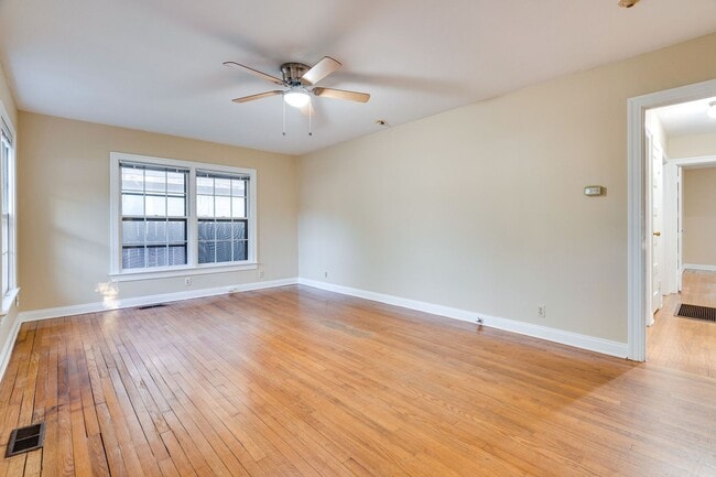 Building Photo - Urban Farmhouse - 2BD/2BA - Work Shop - Hu...
