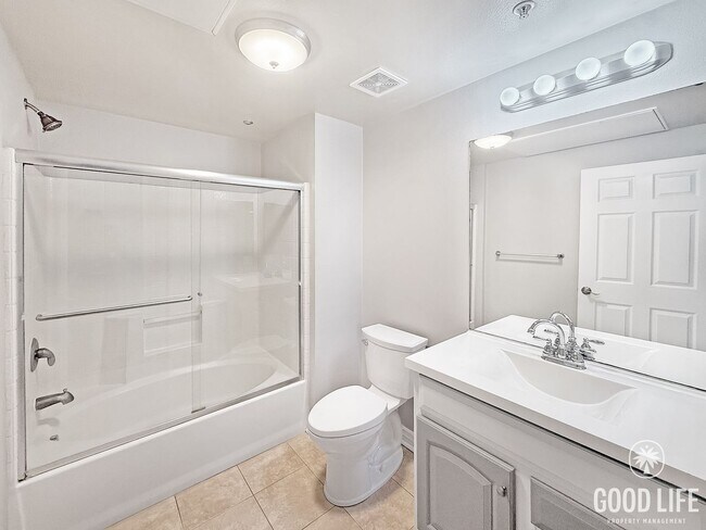 Building Photo - Beautiful East Village Condo w/ W/D, A/C & Balcony Views!