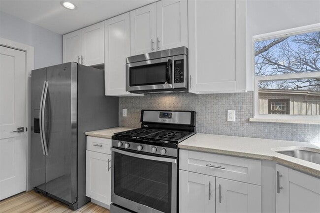 Building Photo - 2705 S 2nd St