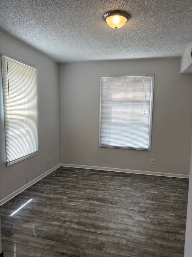 Building Photo - Spacious 2 Bedroom 1 Bath Home Across from UNC