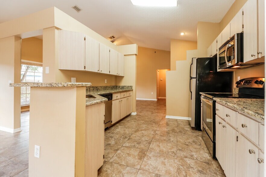 Building Photo - 10244 Rainbow Oaks Dr