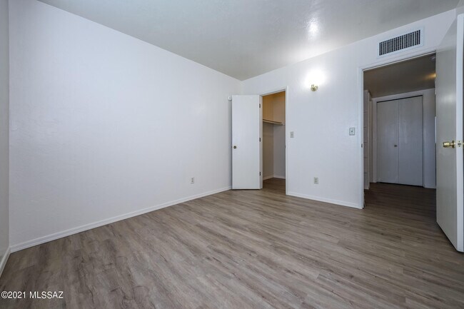 Building Photo - 312 E 24th St