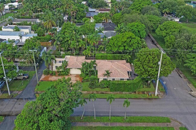Building Photo - 712 S 15th Ave