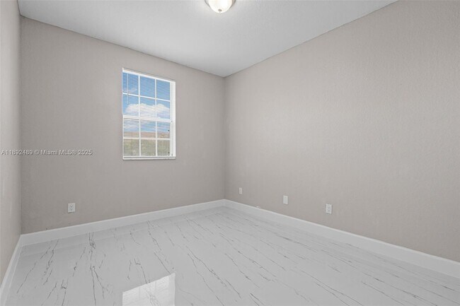Building Photo - 443 NE 21st Terrace
