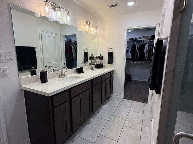 Building Photo - 9916 Kaspar Dr