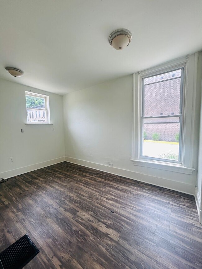 Building Photo - Cozy One Bedroom