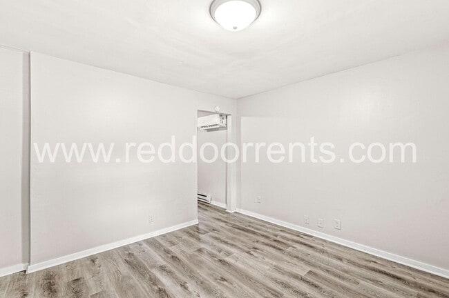 Building Photo - Affordable Comfort & Style Near Downtown I...