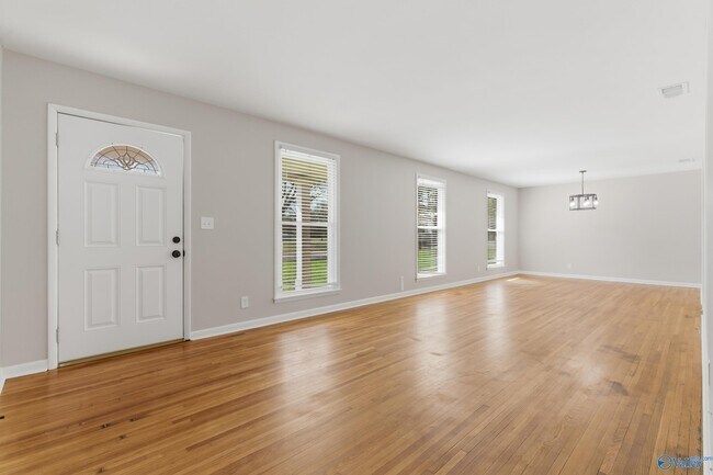 Building Photo - 400 Harolds Dr NW