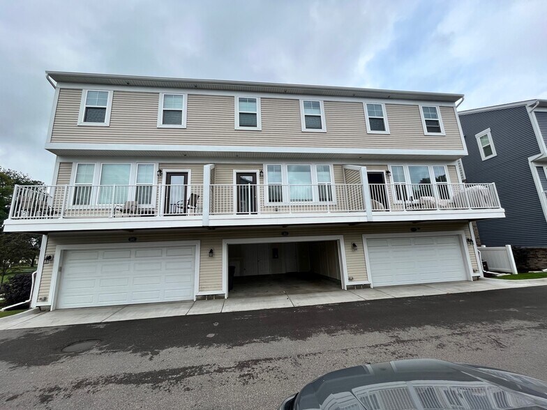 Garage - 587 Parkside Way