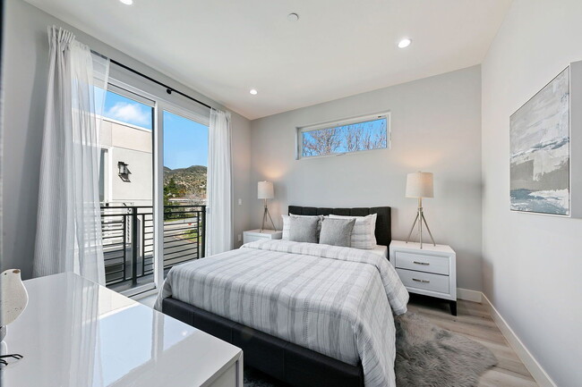 Building Photo - 13637 N Fellows Ave