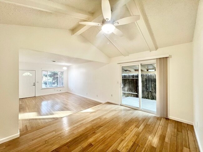 Building Photo - Spacious and recently remodeled 2 bedroom 1 bathroom duplex!