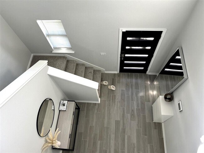 Building Photo - 700 Hays Hill Dr