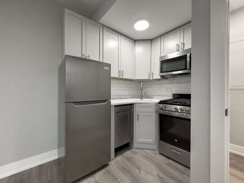 Building Photo - 510 W Belmont Ave