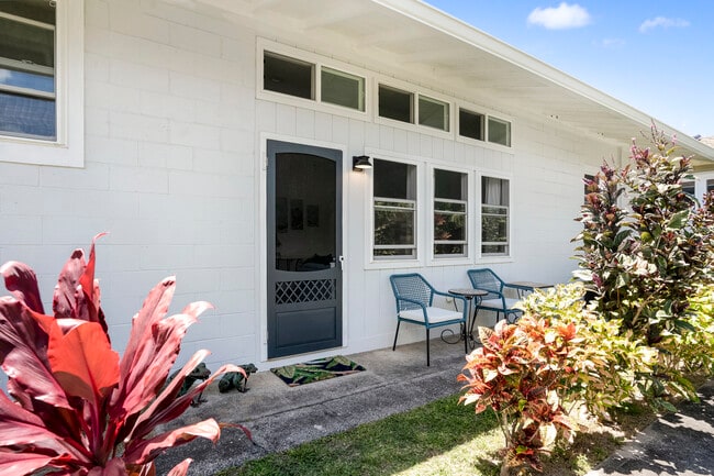 Outdoor sitting area - 244 Awakea Rd