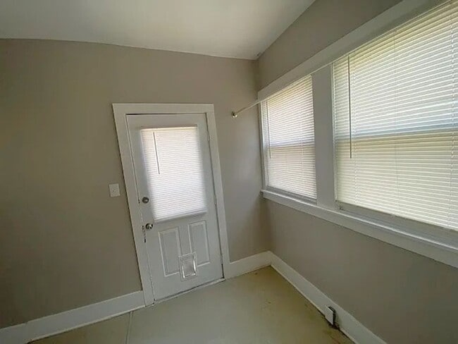 Building Photo - Big 2BR with appliances, nicely updated! Great for students or professor.