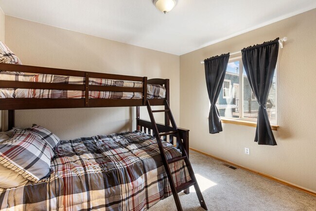 Building Photo - 3 Bed 2 Bath Fully Furnished in Woodland Park