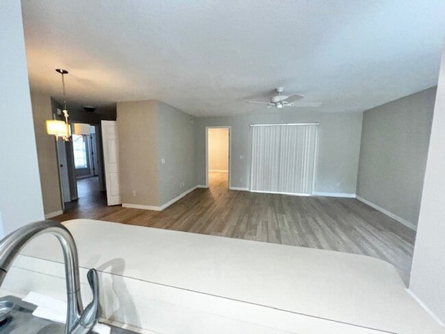 Building Photo - 2024 Donegan Pl