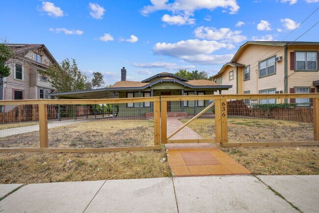 Building Photo - Beautiful historic home only minutes from downtown