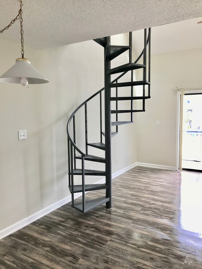 Building Photo - Golf Colony 2 Bed/2 Bath Loft Style Condo
