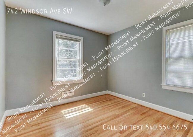 Building Photo - 742 Windsor Ave SW