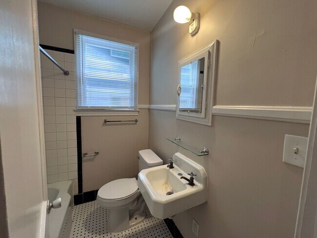 Building Photo - 2/2 House Walking Distance to Campus - Available Fall 2026!