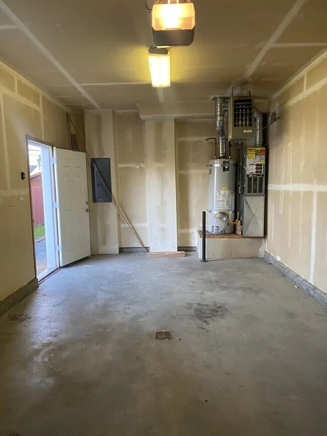 Building Photo - 2 Bedroom, 1 Bathroom in Southwest Anchorage.