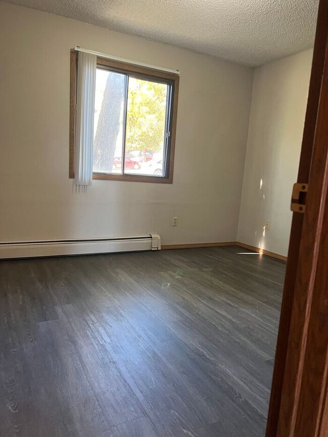 Building Photo - $950 | 2 Bedroom, 1 Bathroom Apartment | P...