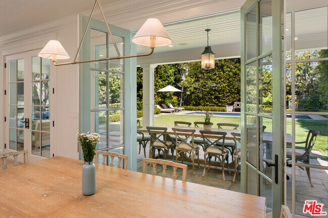 Building Photo - 146 N Carmelina Ave