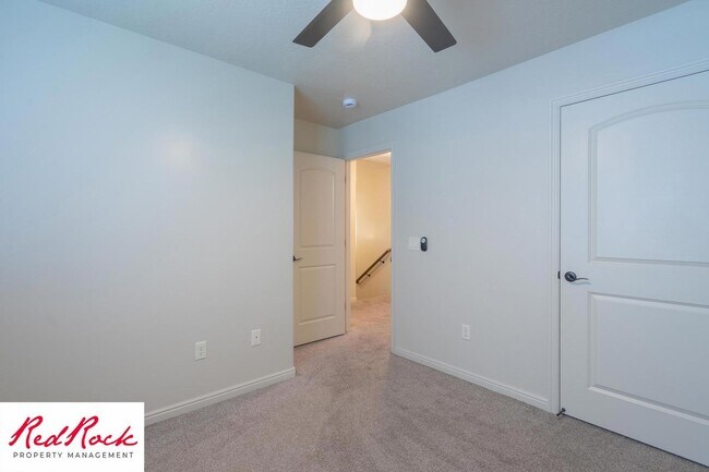 Building Photo - Cozy Townhome with Community Pool