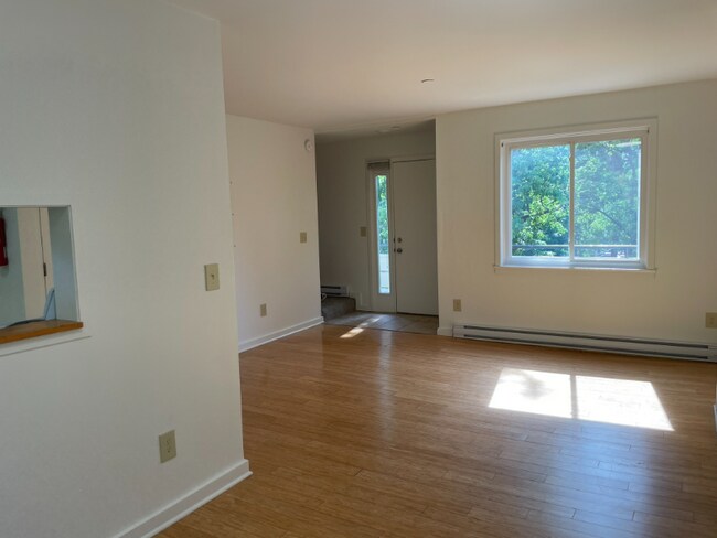 Building Photo - 237 Maple St