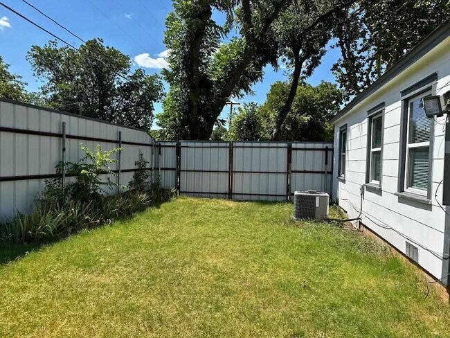 Building Photo - 100 Lilac Ln