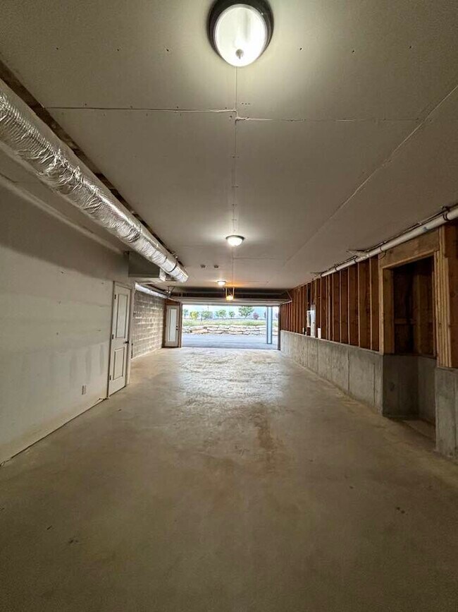 Building Photo - 978 Lennox Blvd