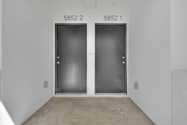 Building Photo - 5850 Vineland Ave