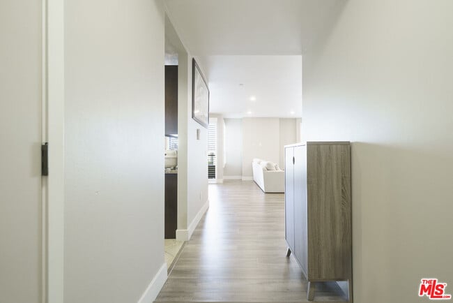 Building Photo - 871 Crenshaw Blvd