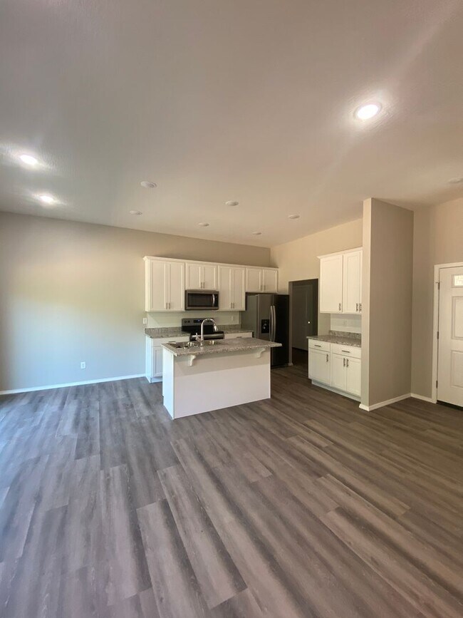 Building Photo - Brand New Home!!