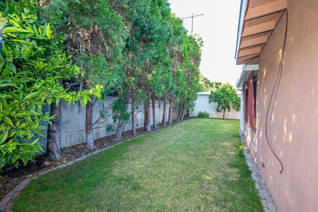 Building Photo - Beautifully Updated Single-Level Home with...