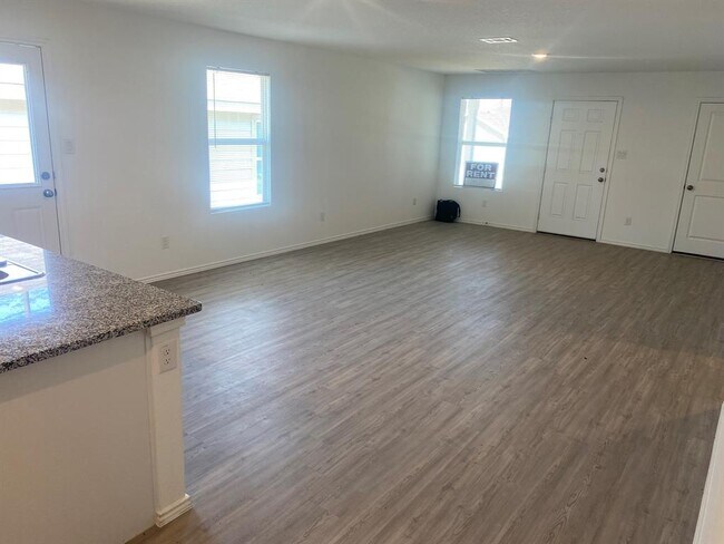 Building Photo - 7102 Satellite Wy