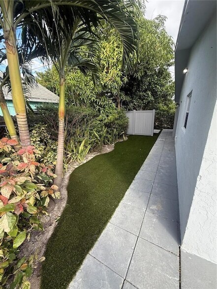 Building Photo - 1109 NE 6th Ave