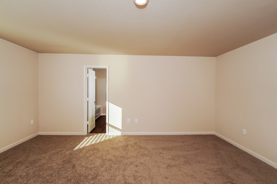 Building Photo - 530 Clover Cir