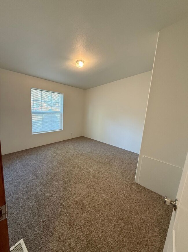 Building Photo - SPIRIT LAKE HOME (P#440)