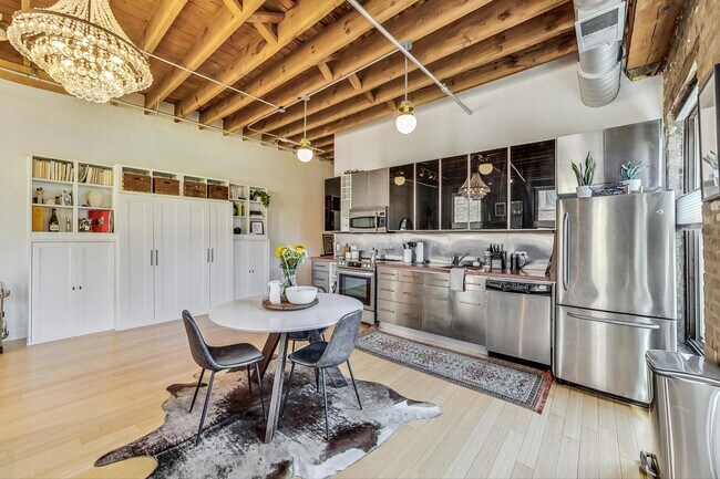 Building Photo - 525 N Halsted St