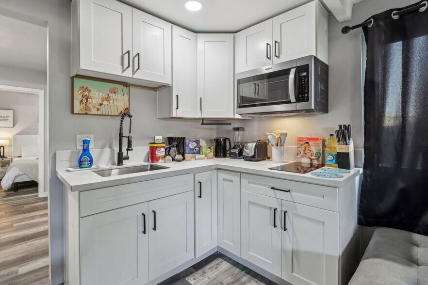 Building Photo - 609 Carlsbad St
