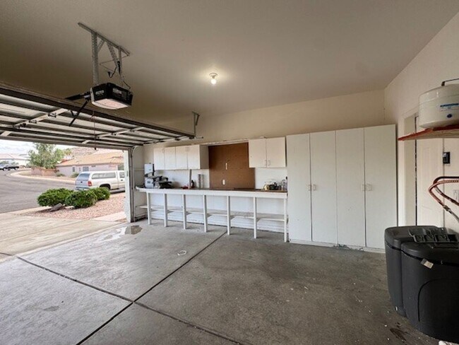 Building Photo - 3BR with SOLAR-NO Electric Bills! RV Gate & Parking, Bullhead Parkway