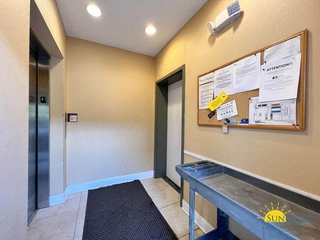 Building Photo - Beautiful Partially Furnished Condo in Downtown Fort Walton Beach!