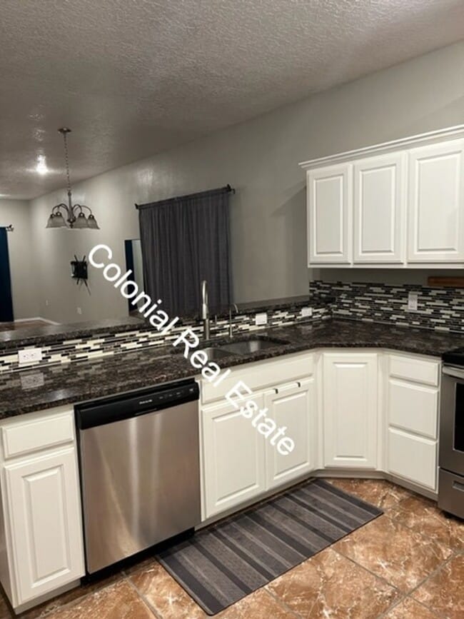 Building Photo - Spacious and updated 3 bedroom 2 bathroom home.
