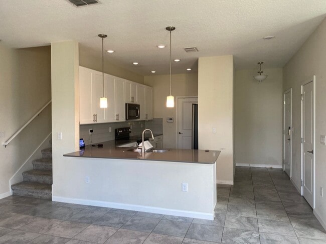 Building Photo - GATED 3 BR/2.5 TOWNHOUSE