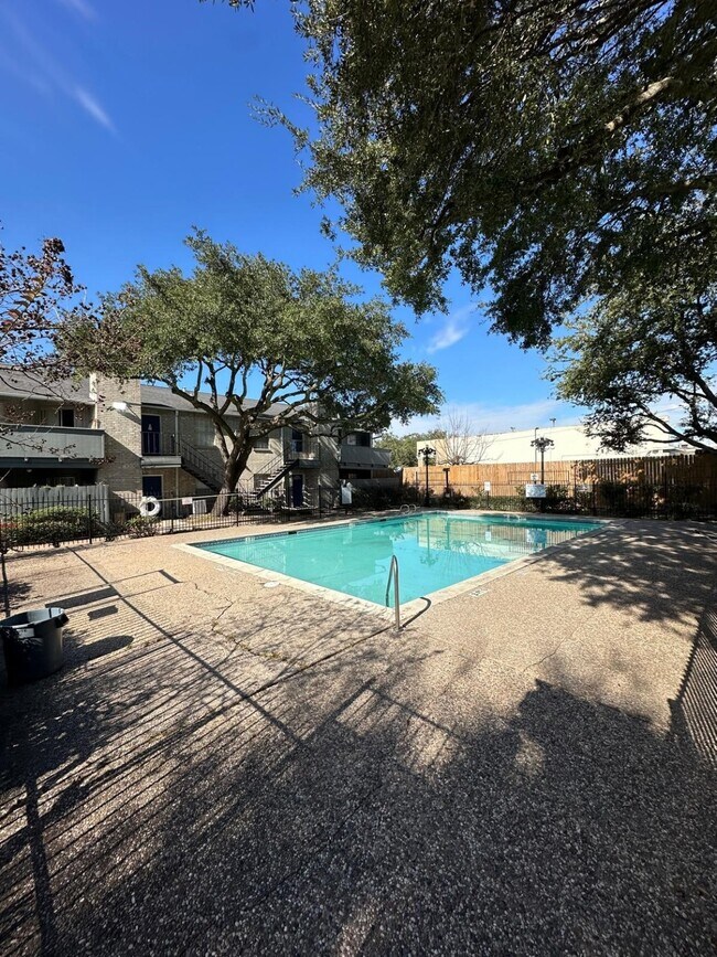 Building Photo - 9797 Leawood Blvd